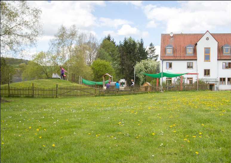 Spielplatz und Gebäude MKE